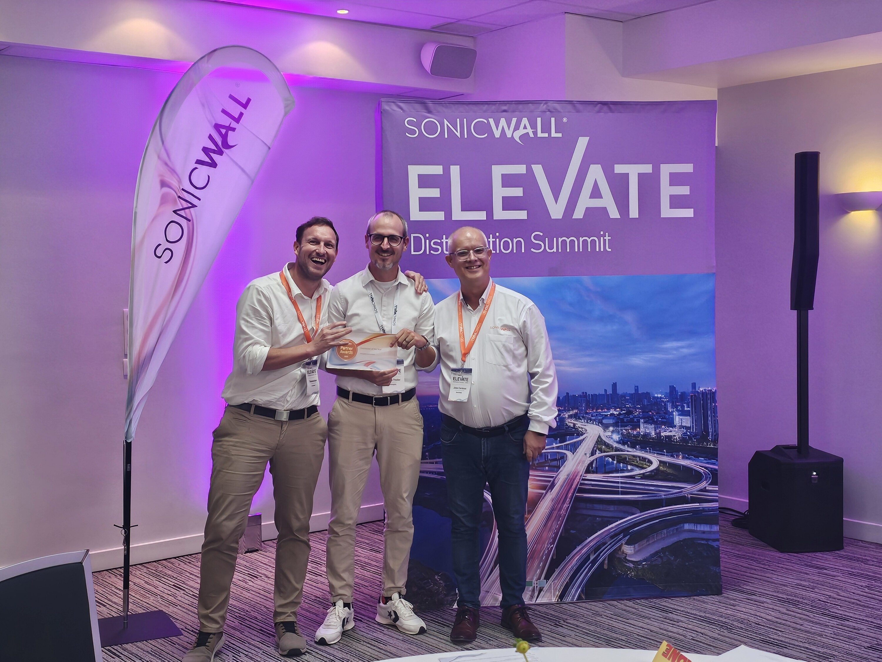 SonicWall Distributor of the Year Award 2026 mit Thomas Eberl, Marco Theiler und José Cardoso